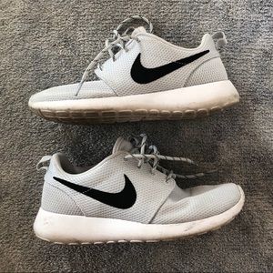 Light grey / white nike roshe
